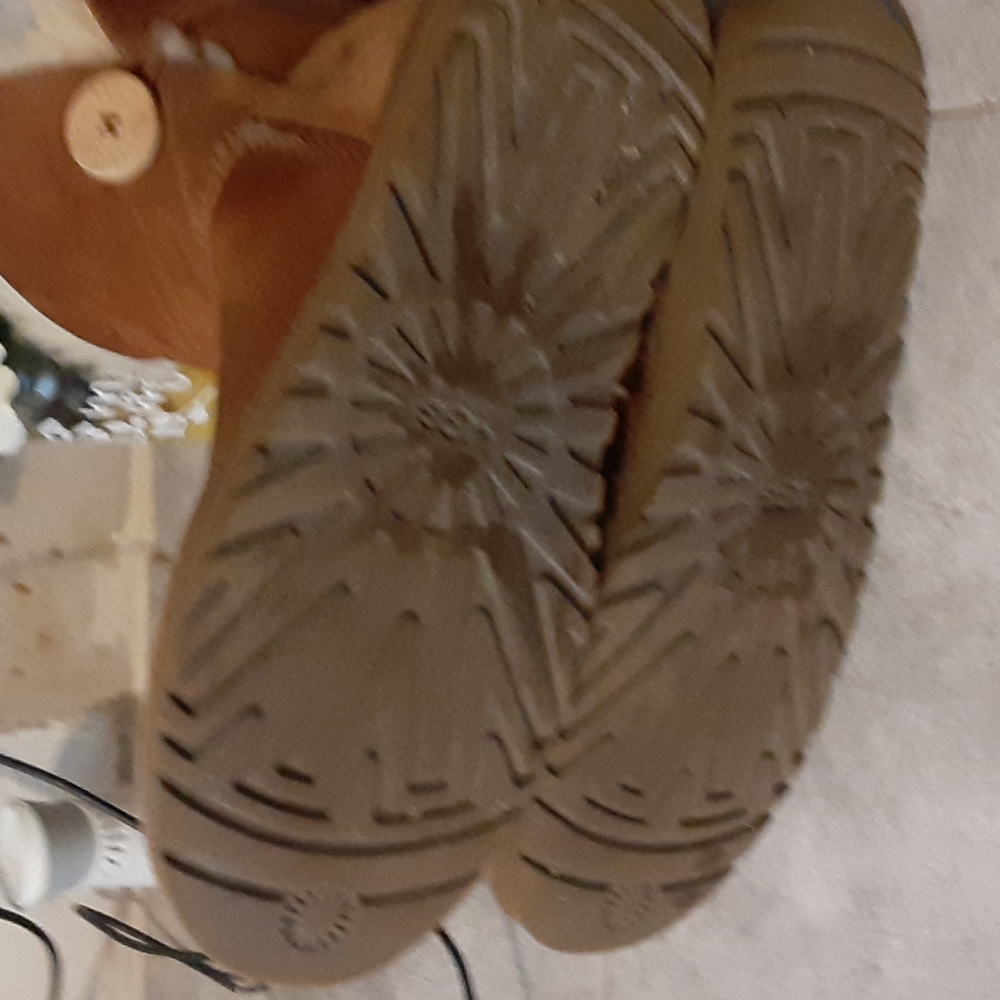 UGG size 8 - Picture 5 of 5